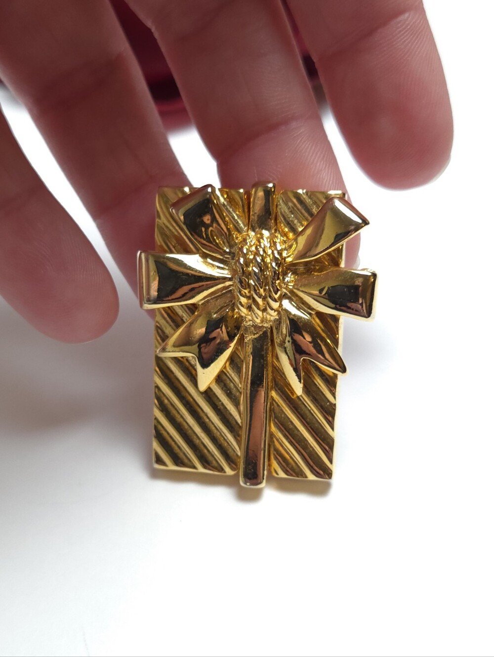 AAi Gold Plated Present with Bow Brooch Golden Gift Brooch